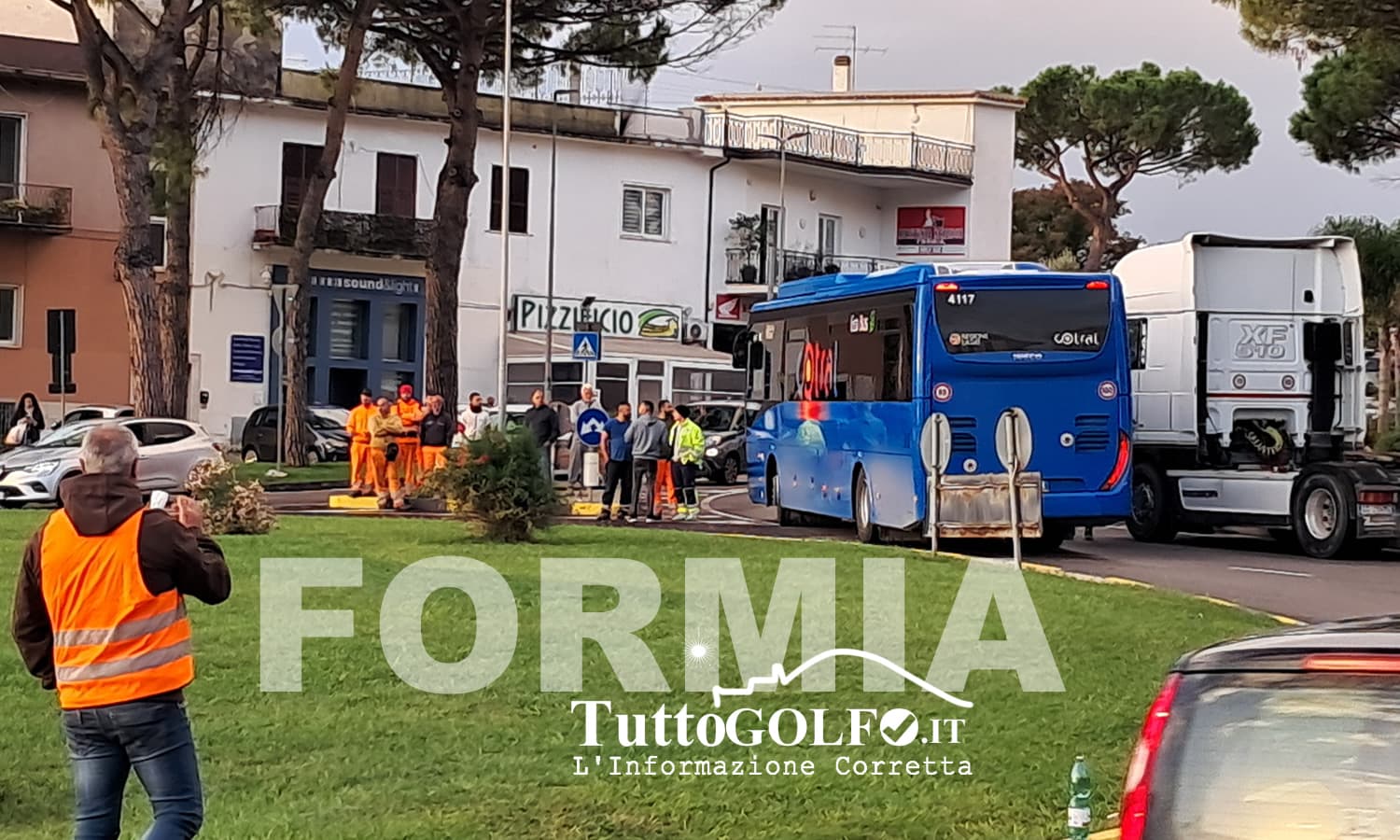 Formia, continua la protesta degli autotrasportatori: camion in sosta alla rotonda delle Poste