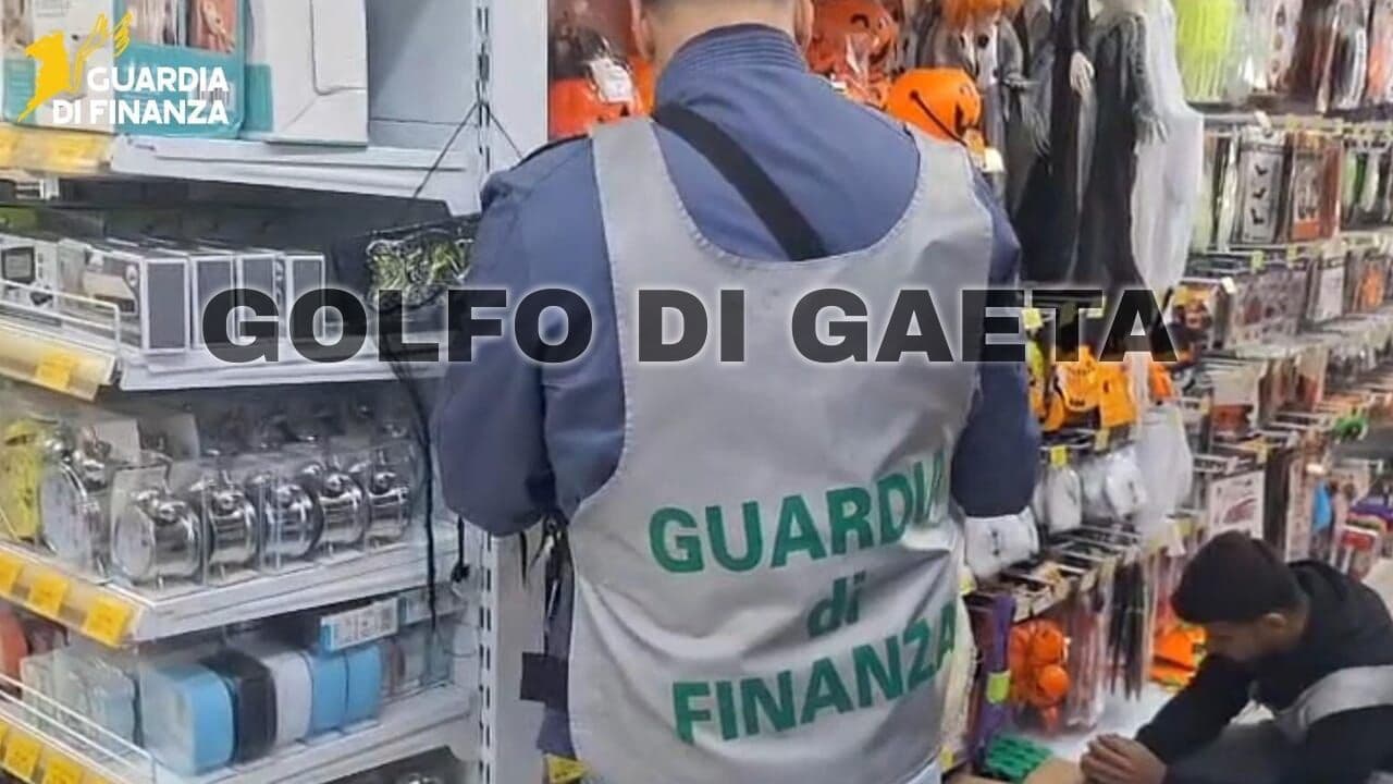 Golfo di Gaeta, maxi sequestro della Finanza: 3.000 articoli di Halloween fuori norma