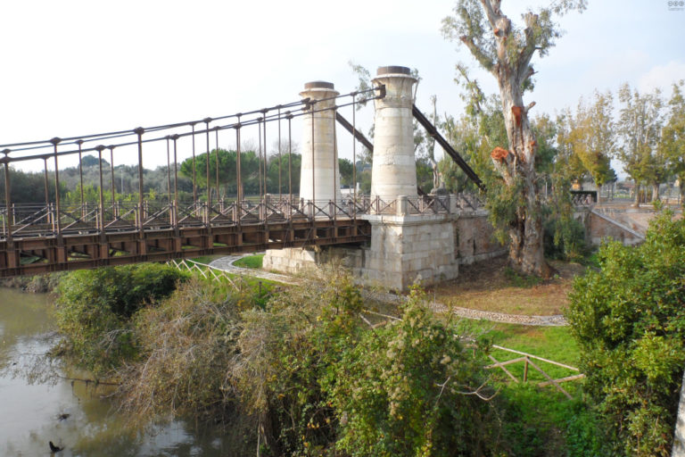 Minturno- Iniziata la posa in opera dei cartelli stradali per segnalare il ponte “Real Ferdinando” e il comprensorio archeologico di Minturnae