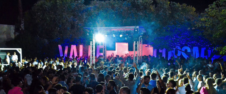Voi gridate ORA! Festa dei giovani alla discoteca Valle Corsari (Sperlonga)