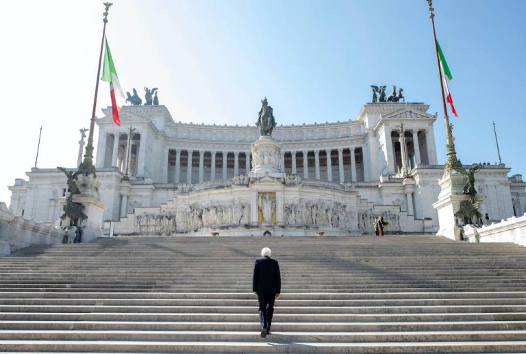 COVID-19: IL CAPO DELLO STATO DA SOLO ALL’ALTARE DELLA PATRIA