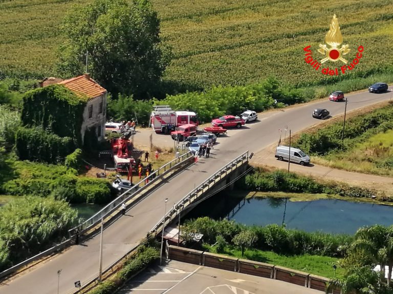 AUTO PRECIPITA NEL FIUME UFENTE, I VIGILI DEL FUOCO RECUPERANO UN CADAVERE