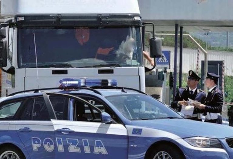 POLIZIA STRADALE FERMA UN AUTOCARRO CON 15.000 KG. DI PRODOTTI ALIMENTARI A +03° C ANZICHE’ A -18°C; TUTTO DISTRUTTO E RAFFICA DI VERBALI