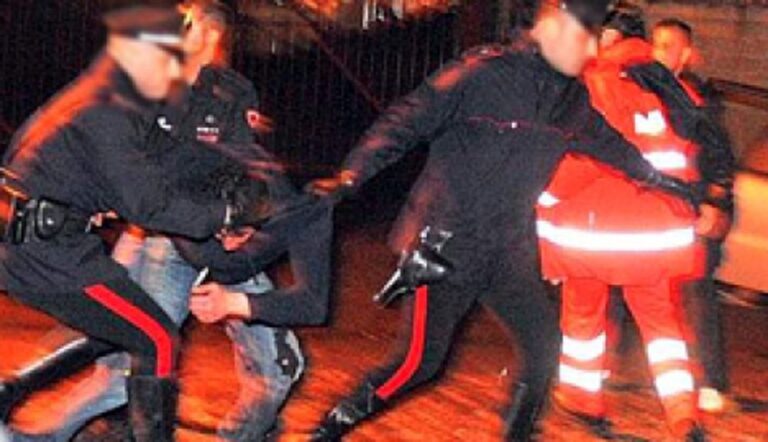 Madre e figlio aggrediscono i Carabinieri dopo un diverbio avvenuto con i vicini