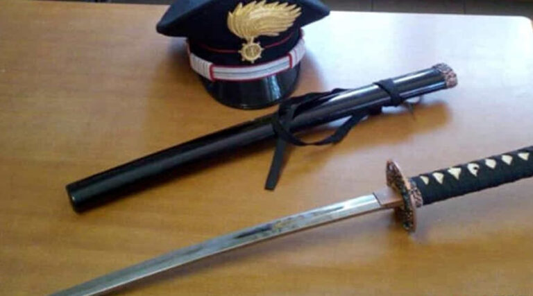 Minturno: minaccia i gestori di un bar con una katana