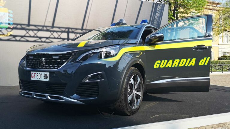 Guardia di Finanza: sequestrati oltre 2 kg di hashish, bilancini da precisione e materiale da confezionamento