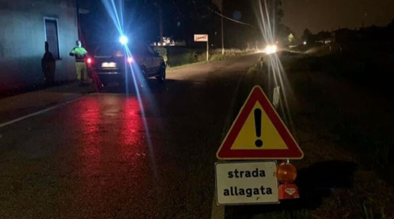 Strade chiuse e invito a non uscire fino alla tarda serata di oggi