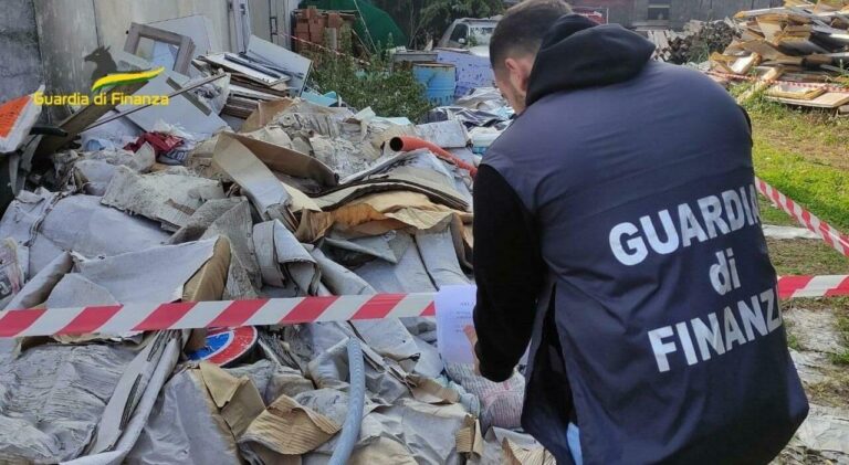 Discarica abusiva sequestrata dalla Guardia di Finanza. Presenti prodotti chimici, eternit, solventi e pneumatici
