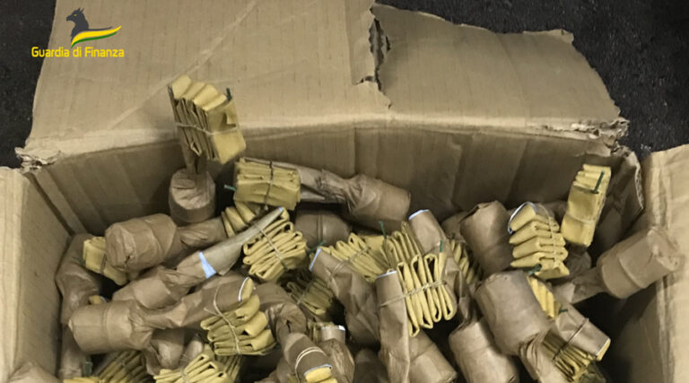 Guardia di Finanza, sequestrati altri 2.000 kg di fuochi d’artificio. Un arresto