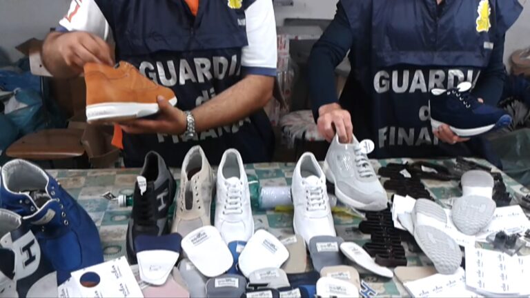Guardia di Finanza: Donate alla CARITAS 900 paia di scarpe contraffatte