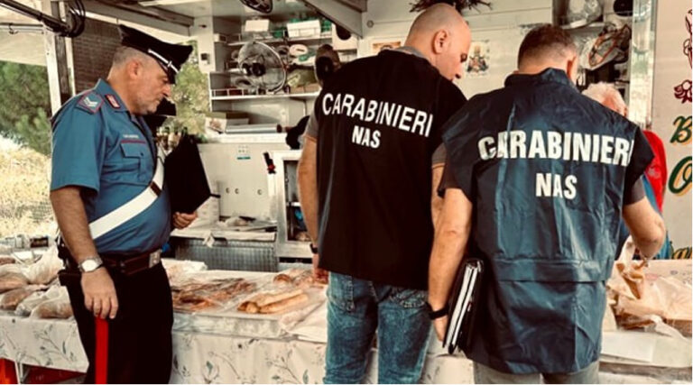 NAS, Sud Pontino: Controlli al mercato settimanale. sequestrati e distrutti oltre 66 kg di molluschi. Pesanti sanzioni
