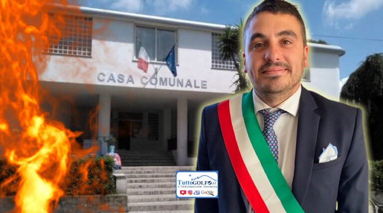 Cellole, incendio in comune: un ordigno artigianale ha provocato un incendio fuori l’Aula Consiliare