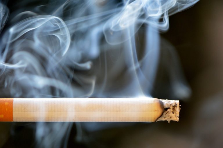Il segreto dell’invecchiamento: come il fumo incide sul DNA e accelera la vecchiaia